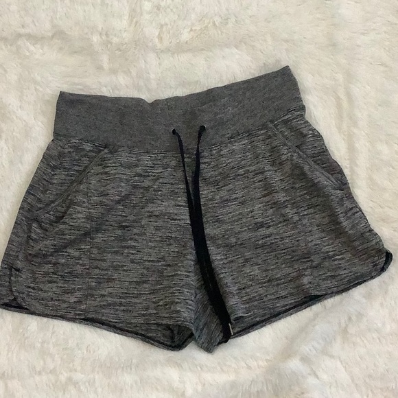Black/white Tek Gear athletic shorts with pockets, size small - Picture 1 of 3